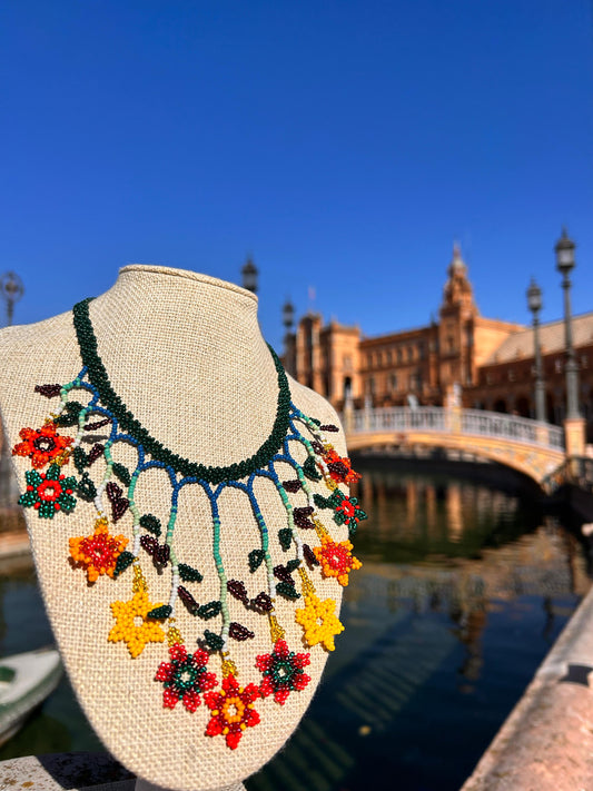 Collar "Cascada de flores" verde con flores multicolor.