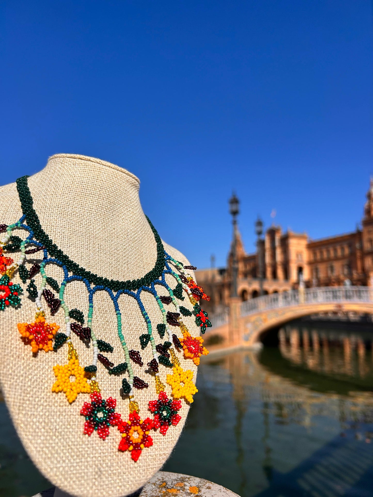 Collar "Cascada de flores" verde con flores multicolor.