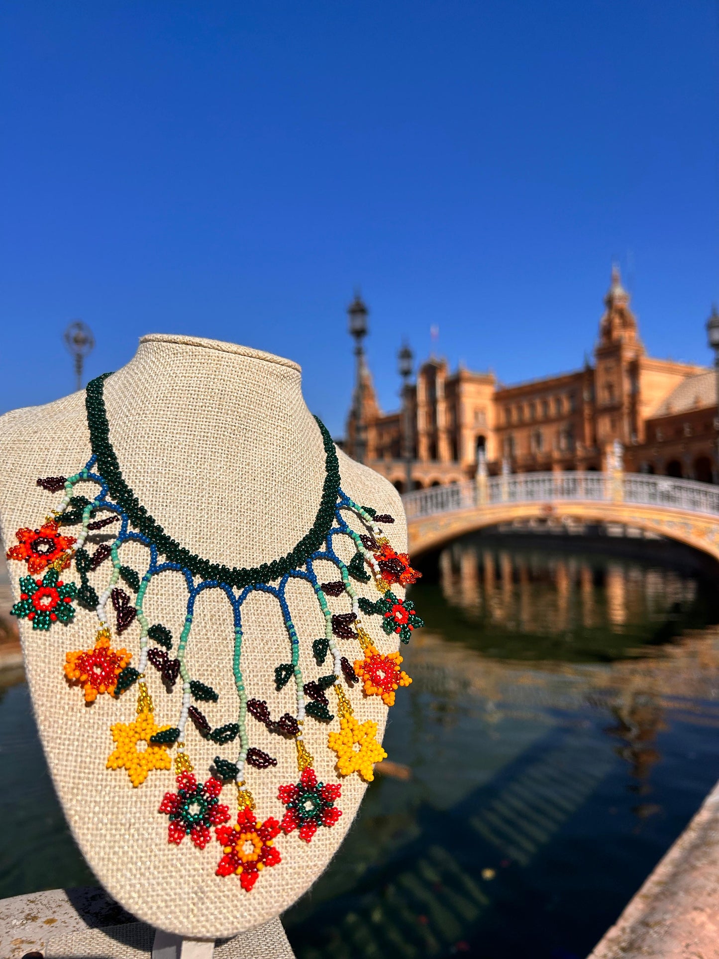 Collar "Cascada de flores" verde con flores multicolor.