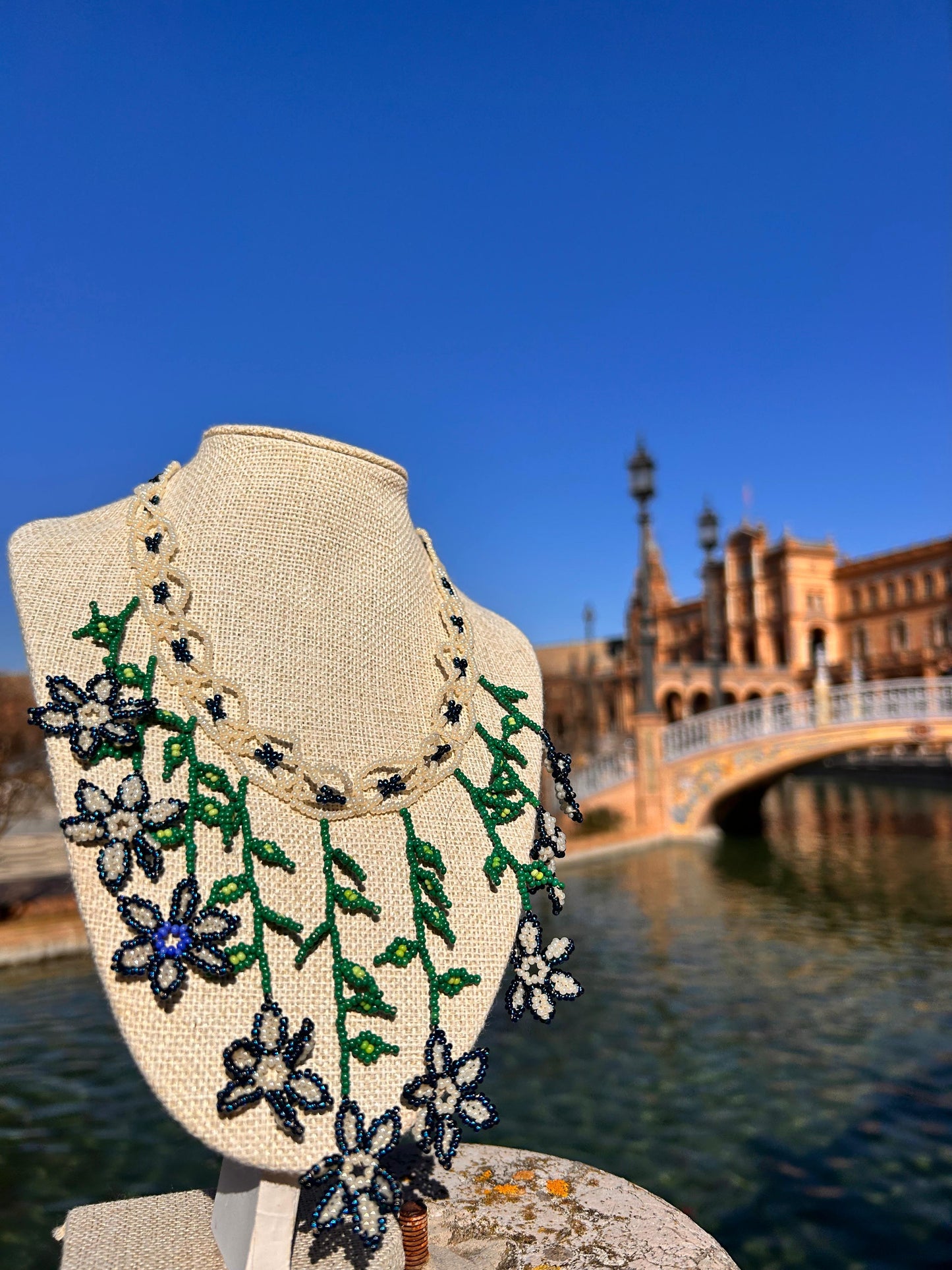 Collar "Cascada de flores" blanco y azul