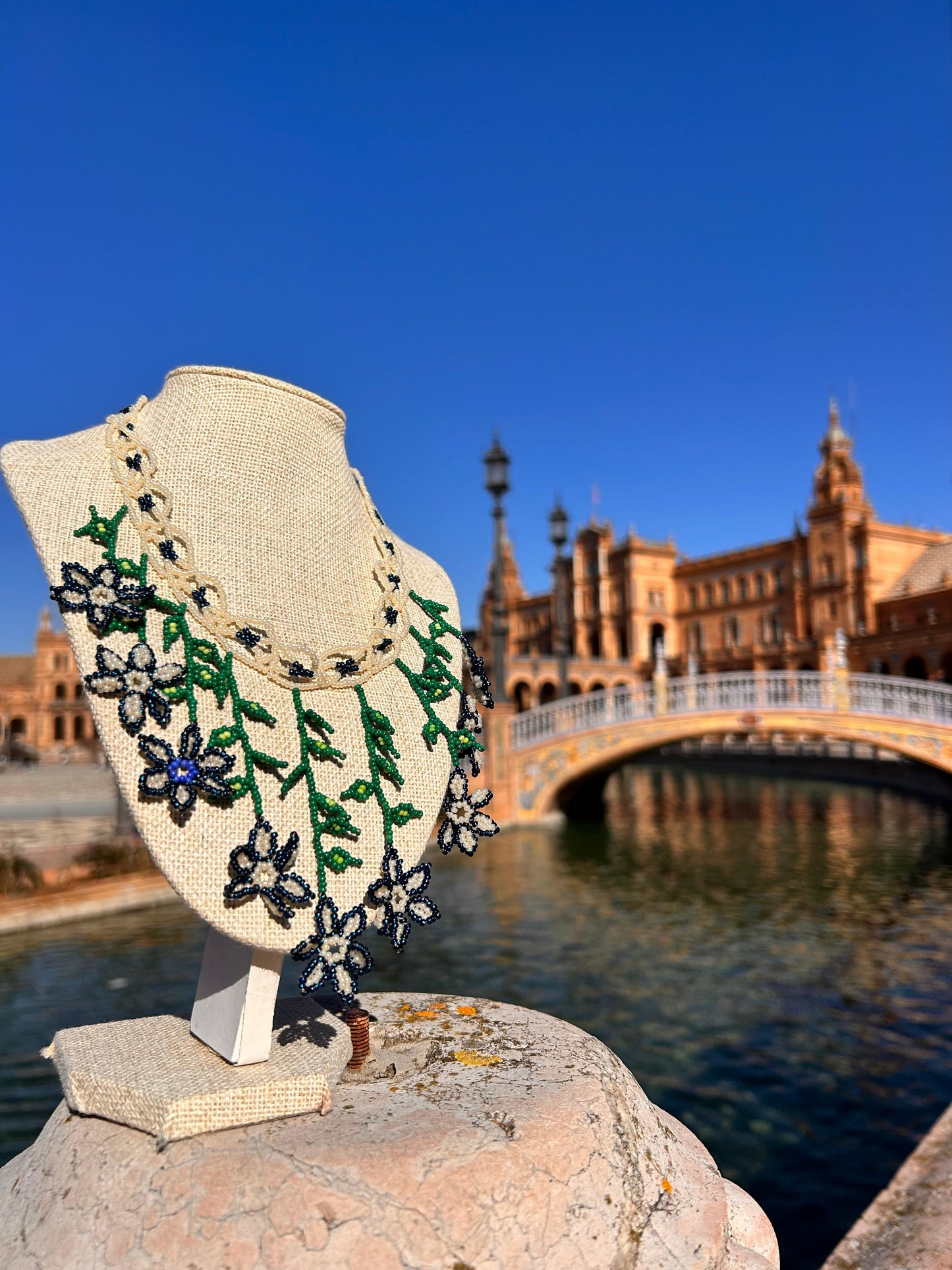 Collar "Cascada de flores" blanco y azul