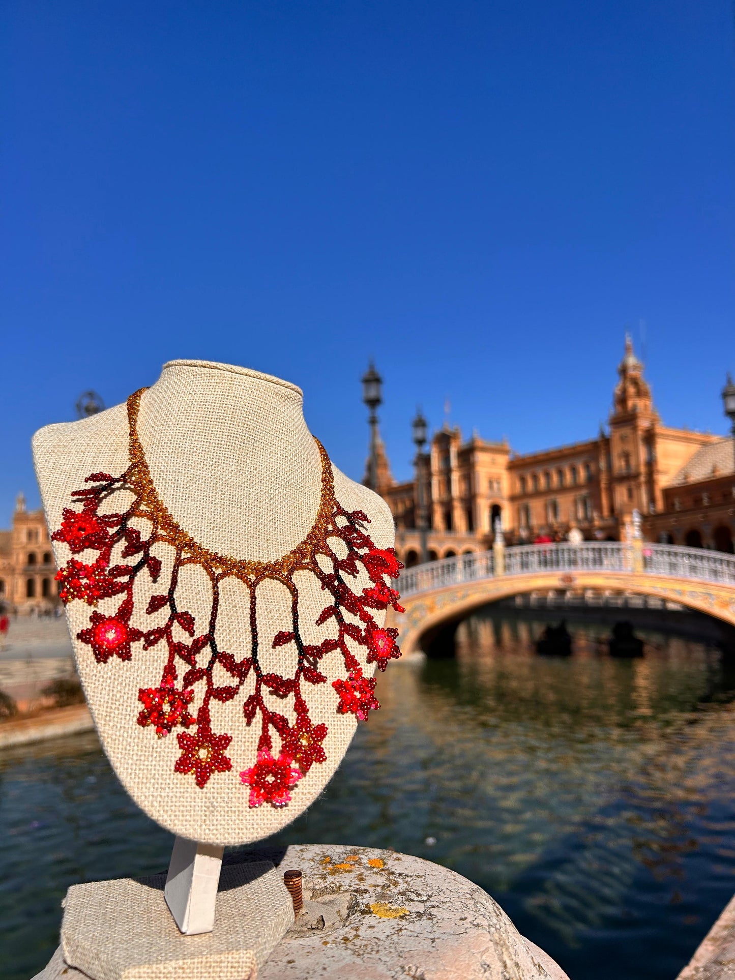 Collar "Cascada de flores" rojo