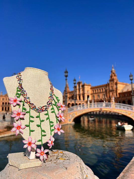 Collar "Cascada de flores" multicolor y rosa