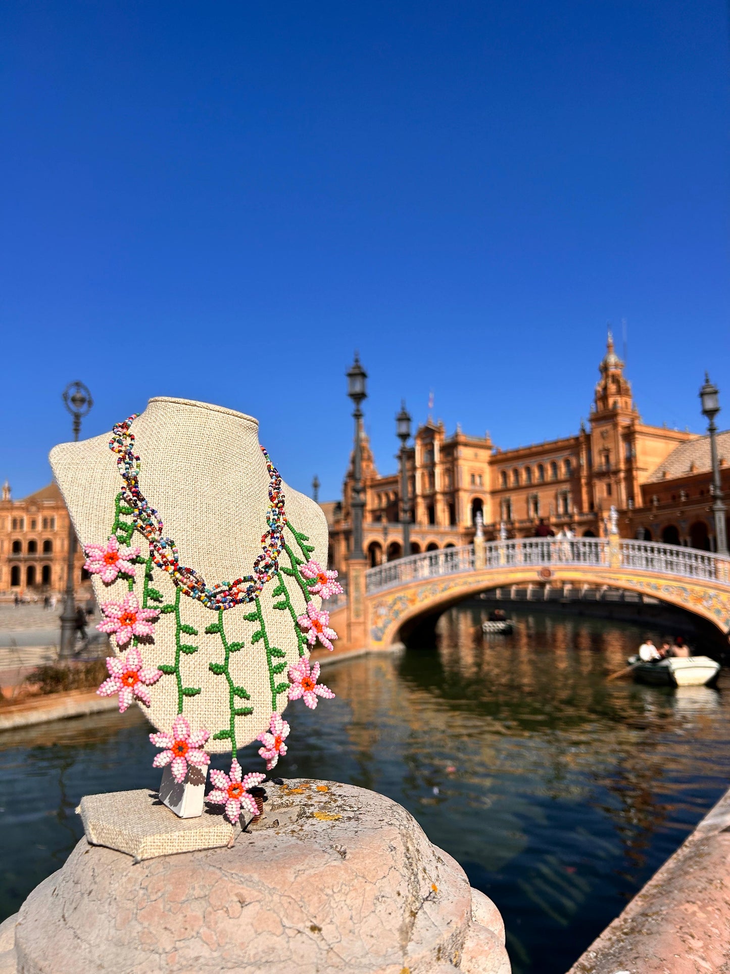 Collar "Cascada de flores" multicolor y rosa