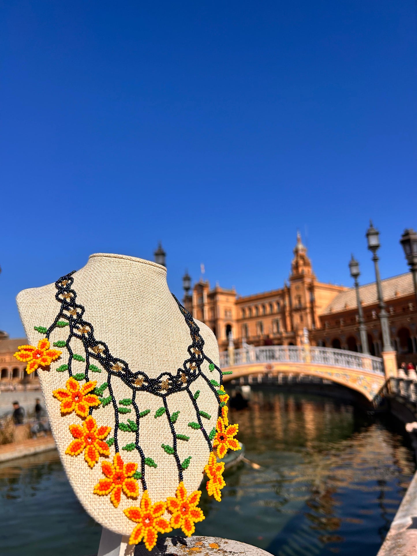 Collar "Cascada de flores" azul oscuro y flores anaranjadas